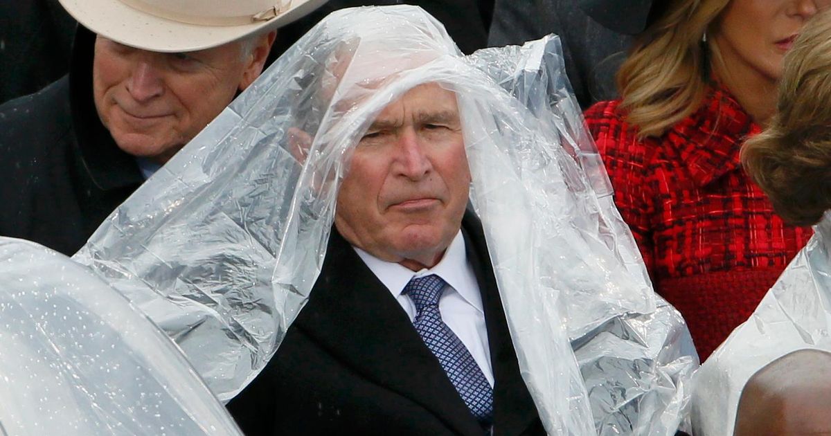 George W. Bush en het grote gevecht met de poncho op de achtergrond van de eedaflegging