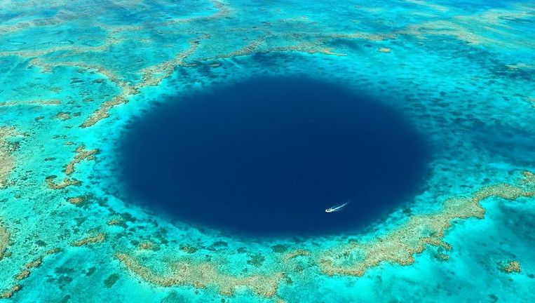 Duikers trokken dit weekend voor de eerste keer naar de nieuw ontdekte onderwatergrot in het Great Barrier Reef.