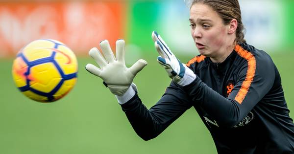 Tussen de doelpalen, daar gedijt Nikki (15) het best. 'Genieten in Oranje' - BD.nl