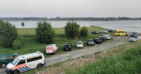 Hulpdiensten halen drenkeling uit de Waal bij Hellouw - BD.nl