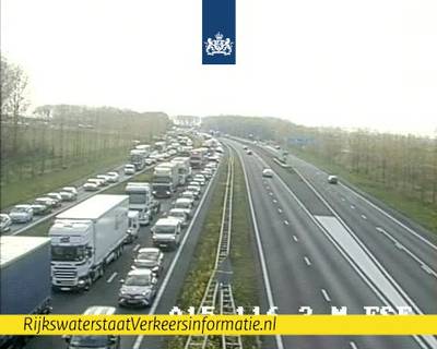 Rijbaan A15 weer vrij na eerdere kettingbotsing bij Geldermalsen