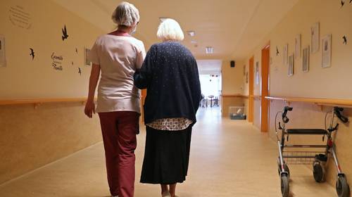 Stervende vrouw al in lijkzak gelegd voor ze dood was: 45 getuigenissen schetsen ijzingwekkend beeld van corona in woonzorgcentra