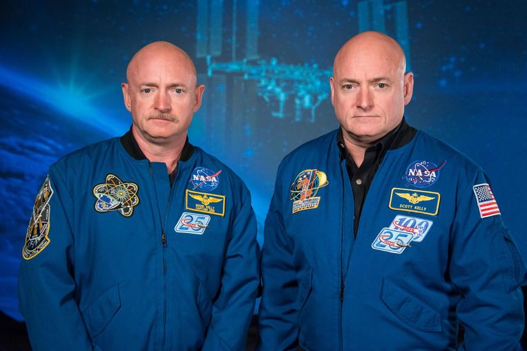 Scott Kelly (r.) naast zijn tweelingsbroer Mark Kelly (l.).