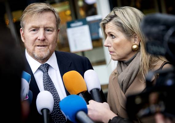 Het koningspaar bezoekt de rampplek in Den Haag