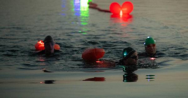 Elfstedenhelper kijkt mee bij veiligheidstest voor Night Swim in Lith - BD.nl