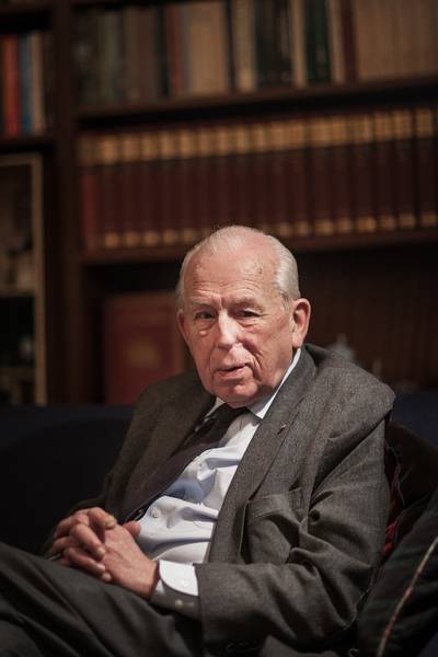 Oudste huisarts van Nederland Nico (92)  waakt dag en nacht over patiënten