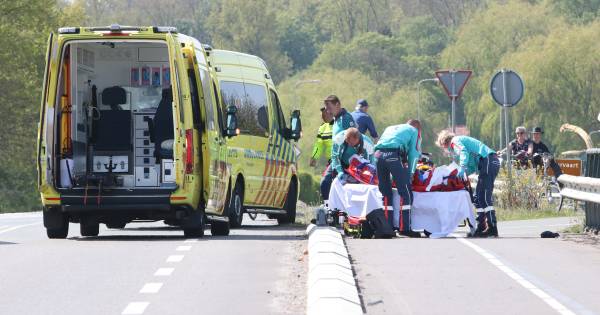 Ernstig ongeval in Bant: twee fietsers komen met trappers tegen elkaar aan, traumaheli opgeroepen.