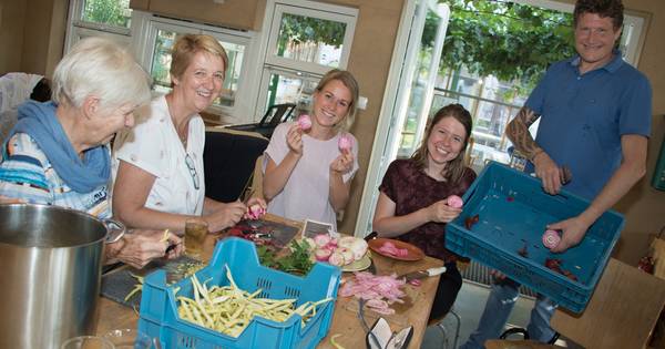 Samen oogsten, samen koken en samen dineren in Haarense Tuinderij de Es - BD.nl