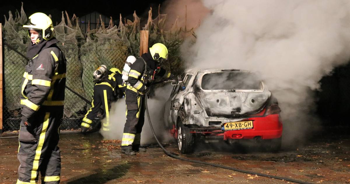 Auto brandt uit in Milsbeek | Maasland | gelderlander.nl - De Gelderlander