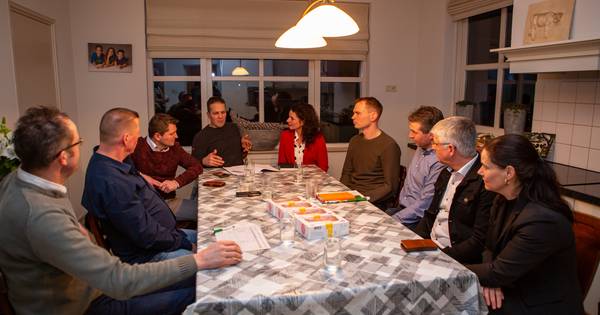 Statenleden bij de boer aan tafel in Kruisland - BN DeStem
