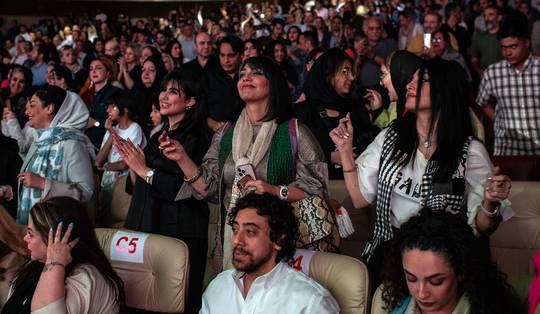 Onbedekt haar en openluchtmuziek: een nieuw tijdperk breekt aan in Iran