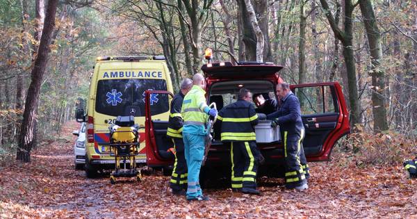 Mountainbiker komt ten val middenin bos, per ambulance naar ziekenhuis - BD.nl
