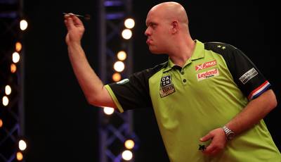 Van Gerwen na bierdouche door ‘fan’: ‘Ik was zó boos’