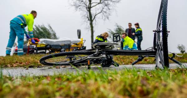 Fietsster geschept door auto in #Made.