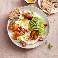 Snelle avocadosalade met pruim en tomaat