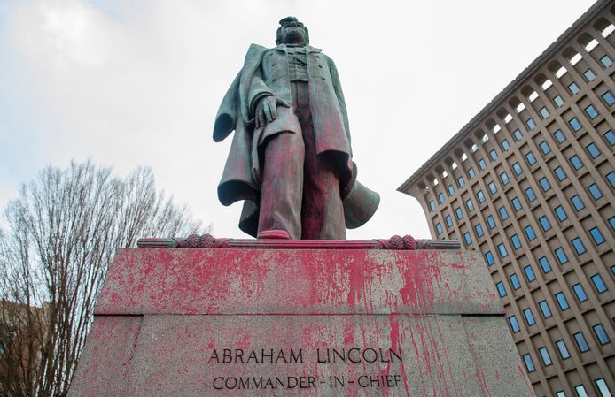 Een ander standbeeld van Lincoln in Spokane (Washington) werd in november met rode verf beklad.