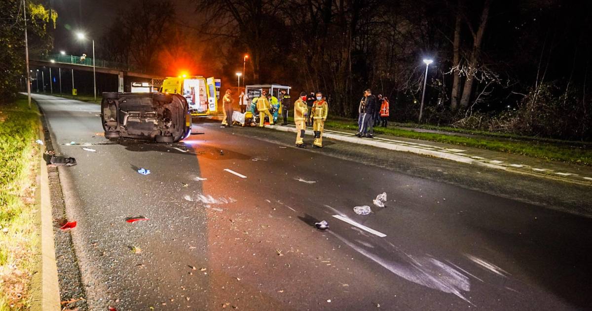 Auto vliegt over de kop en botst met andere wagen op Eisenhowerlaan in Eindhoven.