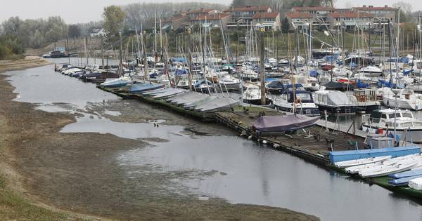 Boten in droge Giesbeekse haven kunnen geen kant meer op en raken beschadigd
