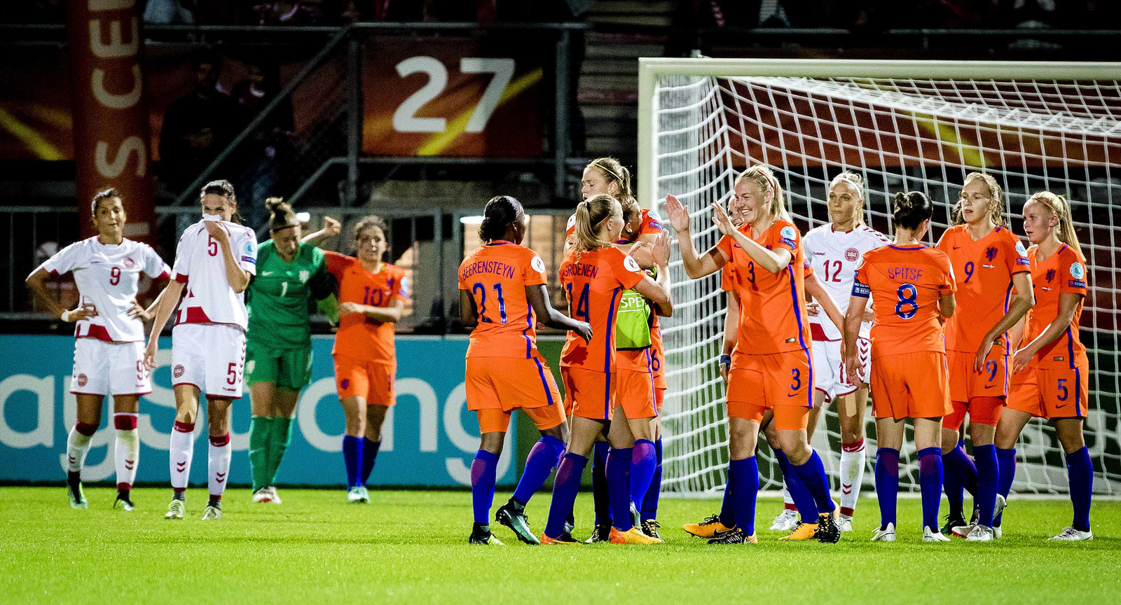 De Mooiste Foto S Van Het Groepsduel Tussen Oranje En Denemarken Foto Bd Nl