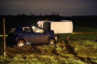 Busje door botsing over sloot gelanceerd in Alphen