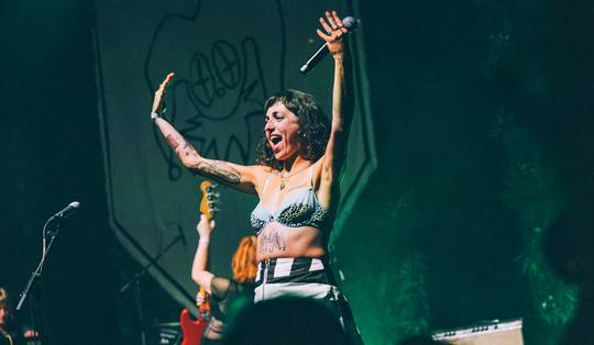 Iedereen is welkom bij Sophie Straat op AFF in Genk, of ze nu vooraan staan of niet: ‘Ik wil niet missen dat Sophie me naar achteren stuurt’ ★★★★☆