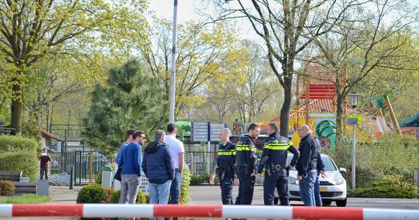 Politie op zoek naar drugs op park Linberg in Molenschot