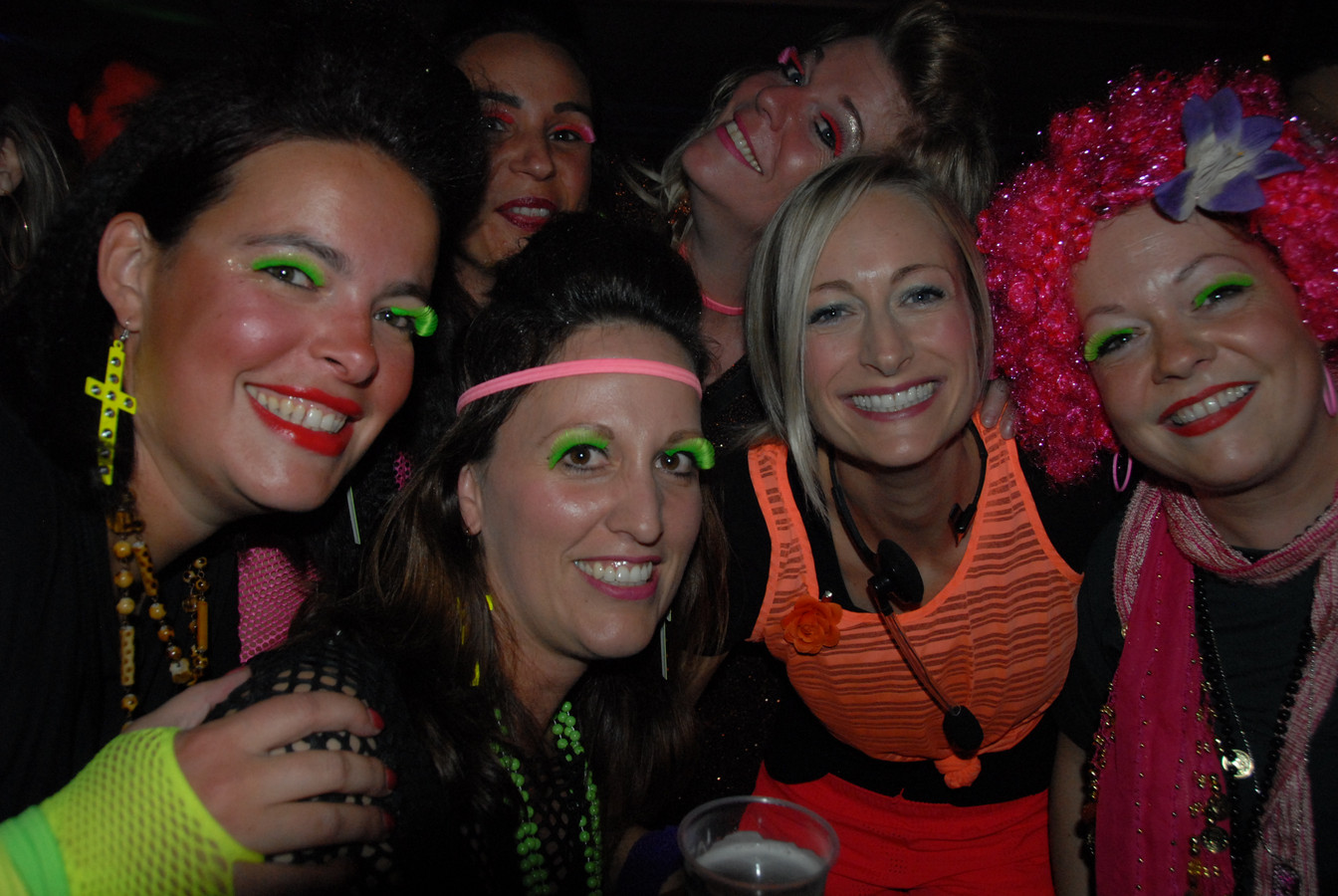 Bezoekers Q-Music Foute Party houden zich aan dresscode ...
