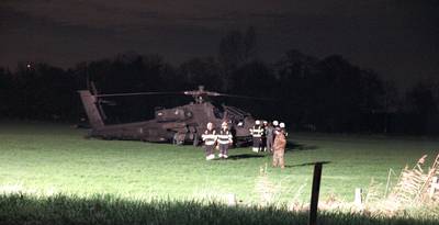 Apache vliegt tegen hoogspanningslijn: duizenden huishoudens zonder stroom