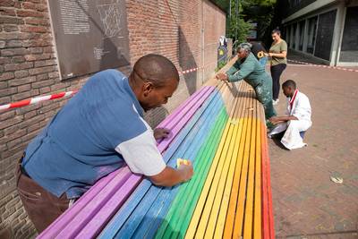 Bank in regenboog kleuren om te laten zien dat je in Wageningen jezelf kunt zijn