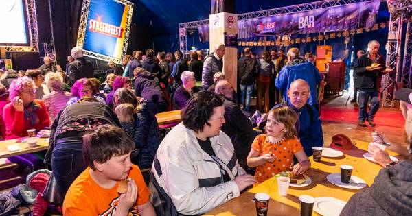 Reekenaren aan de koffie, worstenbroodjes en krentenmik tijdens stREEKfeest - BD.nl