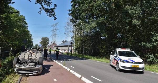 Auto slaat over de kop na botsing in Moergestel.