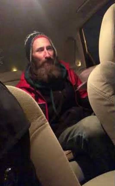 Gestrande automobiliste zamelt 30.000 dollar in voor dakloze redder in de nood