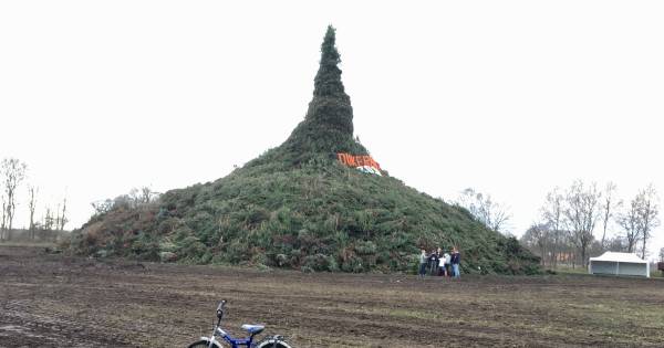 Hattrick compleet: Dijkerhoek heeft wéér het grootste paasvuur - Tubantia