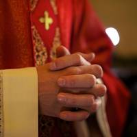Bisdom reageert verbaasd wanneer overleden priester ‘liefhebbende vrouw, kinderen en kleinkinderen’ achterlaat op rouwbrief