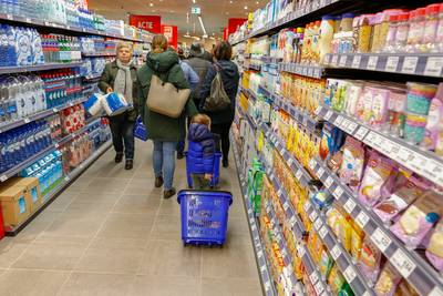 ‘Appen tijdens het boodschappen doen kost je geld’