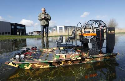 Waar boeren klagen over het hoge water, geniet modelbouwer Louis volop