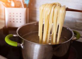Met dít trucje bespaar je veel energie (geld dus!) bij het koken van pasta