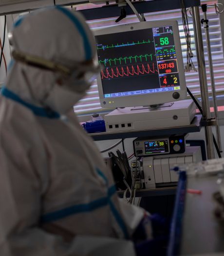 Obligée de porter le même masque tous les jours, une jeune médecin décède du Covid-19