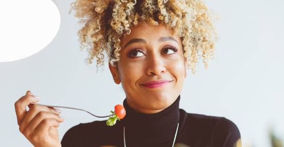 Deze voeding heeft je lichaam nodig in elke fase van je menstruele cyclus: “Zin in zoet? Laat koekjes of snoep toch links liggen” 