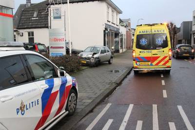 Bestuurder gewond bij botsing in Goor