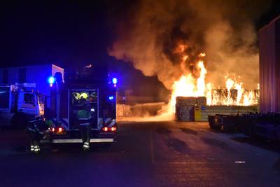 Nablussen van grote brand bij recyclingbedrijf in Weurt gaat nog uren duren