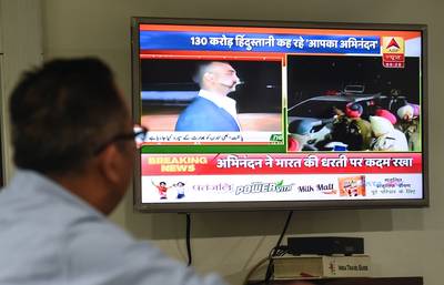 Pakistan draagt neergehaalde Indiase piloot over aan buurland