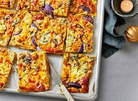 Hmm: herfstige reuzenfrittata met pompoen, hazelnoten en kaas