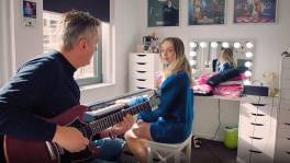 Schattig! Camille en haar papa maken samen muziek