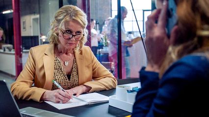 56. Lisa zoekt Nathans verleden op