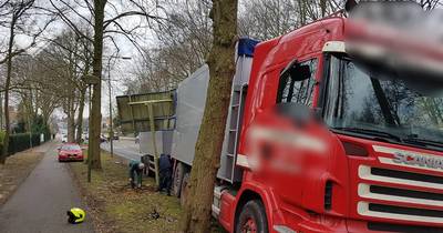 Chauffeur vrachtwagen ramt verkeersbord na blackout