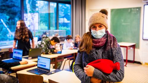 Koukleumen in de klas door ventilatie: “Leraars vinden het onbeleefd als we onze jas aanhouden”