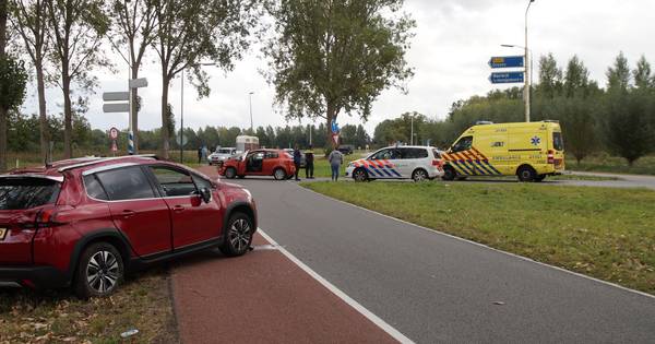 Auto over de kop bij botsing in Oudheusden, vrouw naar ziekenhuis.