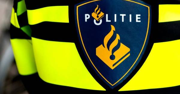 Vandalen gooien een ruit in en graaien doelbewust pinpas uit woning in Oss.