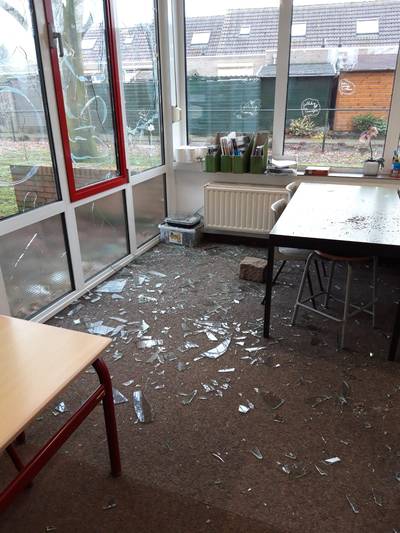 Talloze ruiten ingegooid bij Josefschool Overloon